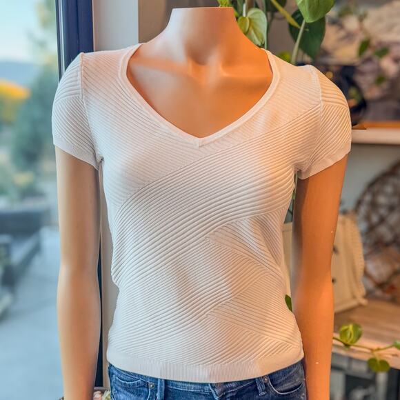 WHBM White Short Sleeve V-Neck Top w/ Diagonal Textured Knit Pattern, Small - Picture 9 of 11